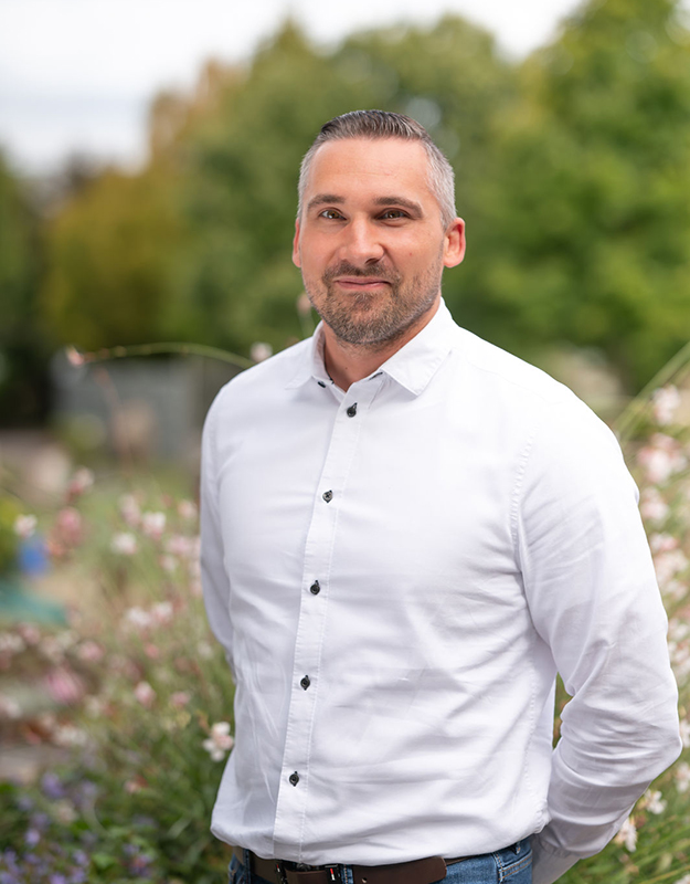 Portraitfoto Steven Grahl, aufgenommen im Außenbereich des Flamariums