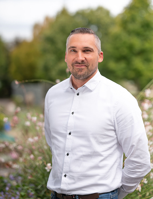 Portraitfoto Steven Grahl, aufgenommen im Außenbereich des Flamariums