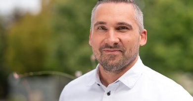 Portraitfoto Steven Grahl, aufgenommen im Außenbereich des Flamariums